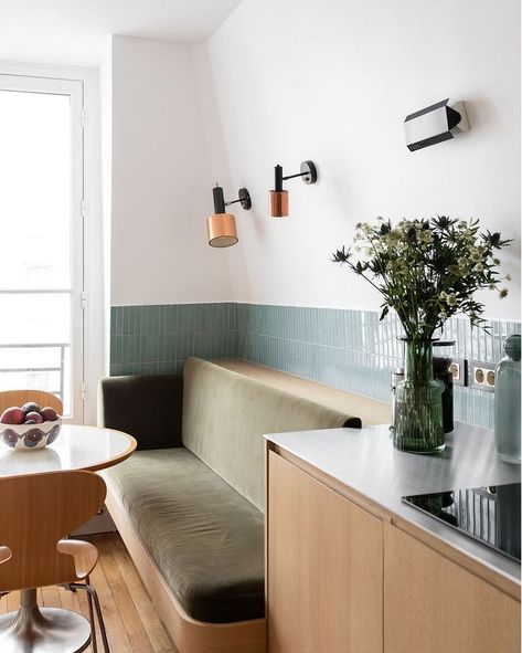 Une banquette dans la cuisine pour créer un espace repas, c'est pratique et convivial ! Avec ou sans rangements intégrés, elle trouve sa place dans un angle, sous une verrière, dans le prolongement des meubles de cuisine, près d'une fenêtre ou derrière un ilot ... Voici quelques inspirations, laquelle préférez-vous ? Stéphanie . . . Photos : Pinterest - @advanessafaivre - @lucierouland #decorationdinterieur #inspideco #banquette #banquettecuisine #conseildéco #conseilamenagement #amenageme... Coin Banquette, Built In Bench Seating, Kitchen Banquette, Seating Ideas, Kitchen Seating, Cabin Kitchens, Banquette Seating, Built In Furniture, Kitchen Corner