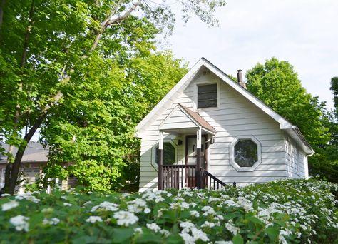 500 Sq. Ft. Cottage in Toronto 500 Sq Ft House, Cottage Tiny House, Tiny House Towns, Tiny House Talk, Small Cottage Homes, Stone Cottages, Small Cottages, Large Deck, Cottages And Bungalows