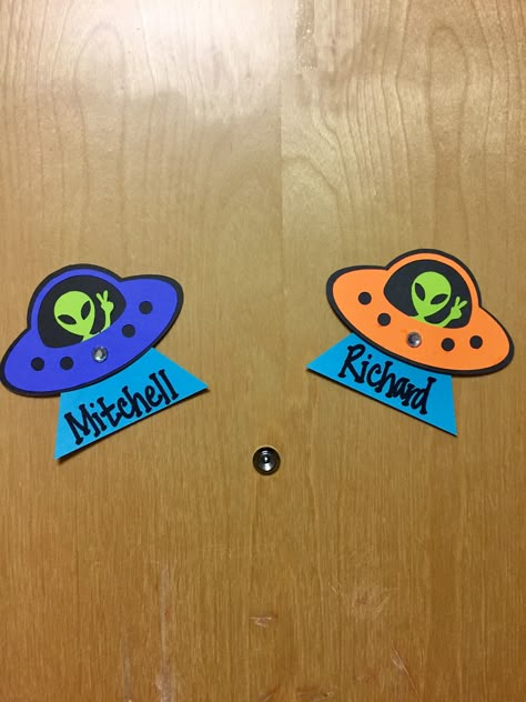 Easy alien UFO door tags #residentassistant #doortags #doordecs #cricut #sharpie #ra Alien Door Decoration, Door Tags College, Cricut Door Decs, Dorm Door Tags, Ra Name Tags, Ra Door Decs Inside Out, Door Decks Ra Ideas, Ra Door Tags Cricut, Door Dec Ideas Ra