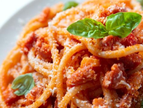 Amatriciana Recipe, Pasta All Amatriciana, Pasta Puttanesca Recipe, Spicy Pasta Recipes, Spaghetti All Amatriciana, Pasta Amatriciana, Italian Pasta Recipe, Easy Homemade Pasta, Pasta Carbonara Recipe