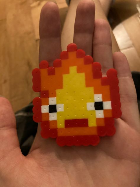 Amphibia Perler Beads, Hamma Beads Ideas Circle, Technoblade Perler Beads, Perler Bead Asthetic Ideas, Cool Melty Bead Designs, Yellow Perler Bead Patterns, Perler Bead Ideas Aesthetic, Melt Beads Ideas, Calcifer Pixel Art