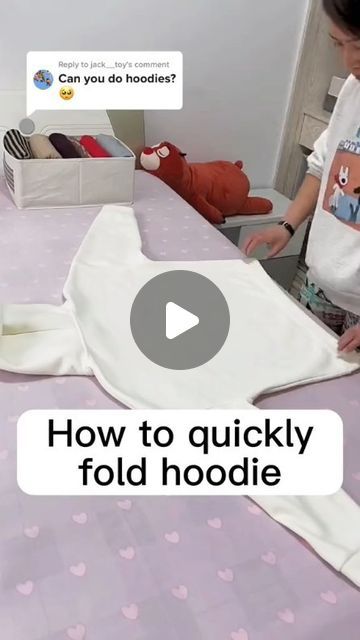 Hoodie Folding, Shawn Mendes Señorita, How To Fold Hoodies, How To Fold Sweaters, Folding Hacks, Organization Hacks Diy, Easy Diy Clothes, Packing Hacks Clothes, Shirt Folding