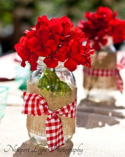 Red Party Ideas, Red Mason Jars, Wedding Vase Centerpieces, Backyard Bbq Party, Valentines Party Decor, Deco Champetre, Wedding Themes Summer, Red Wedding Flowers, Bbq Wedding