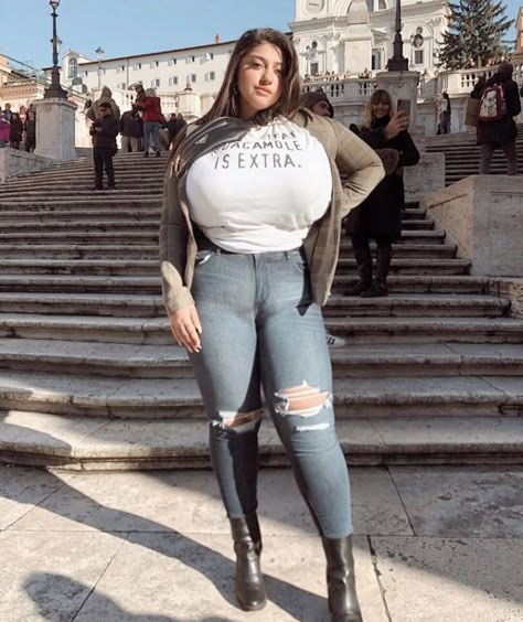 Big Chested Outfits, Big Chested Outfits For Women, Big Bust Fashion, Plus Size Posing, Busty Fashion, Curvy Women Outfits, Hottie Women, Curvy Women Jeans, Beautiful Women Over 40