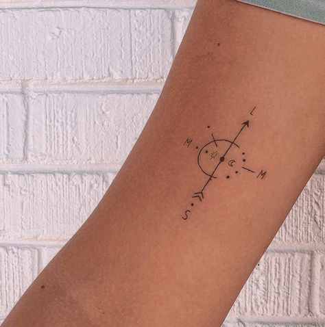 Compass Name Tattoo, Compass Tattoo Family Initials, Four Directions Tattoo, Compass Needle Tattoo, Compas Tattoo Designs Simple, Mini Roses Tattoo, Small Compass Tattoos For Women, Fine Line Compass Tattoo Design, Tiny Compass Tattoos For Women