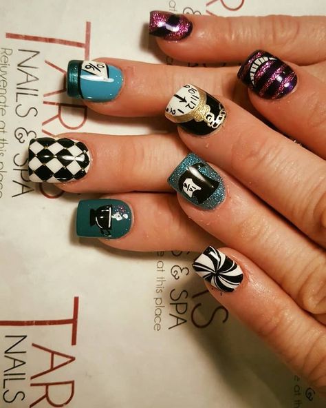 Alice in Wonderland- Mad Hatter - Cheshire Cat Halloween Nail Design Alice In Wonderland Horror, Cheshire Cat Halloween, Alice In Wonderland Nails, Cat Nail Designs, Wonderland Nails, Halloween Nail Design, Holiday Nails Diy, Horror Nails, Holiday Nail Designs