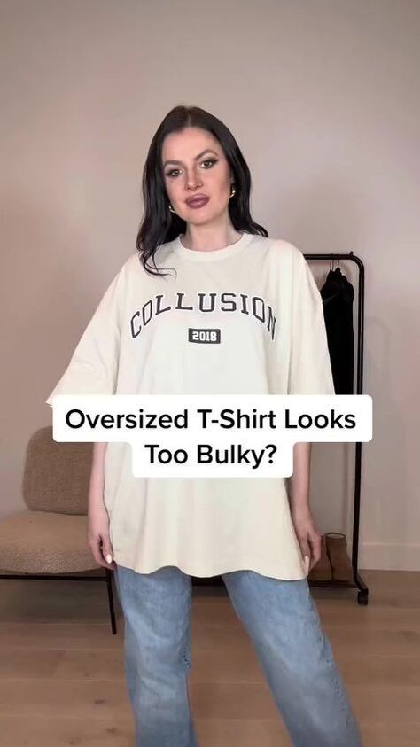 I love huge oversized t-shirts. Here’s how I wear mine to make it look cuter. Baggy Tshirt Outfit, Oversized Tee Outfit, Oversized White T Shirt, Baggy Shirts, Oversize Tshirt Outfits, T Shirt Hacks, Shirt Hacks, Fasion Outfits, Diy Fashion Clothing