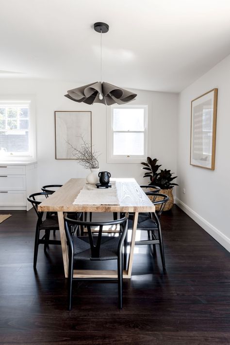 Modern Farmhouse Dining Room Wooden Wall Lights, Neutral Dining Room, Flexible Wood, American Farmhouse Style, Farmhouse Renovation, American Farmhouse, Wooden Dining Table, Dining Table Black, Eclectic Design