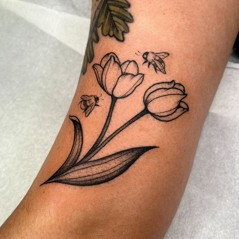 Tulip Tattoo Black And White, Two Tulips Tattoo, Tulip Tattoo Traditional, Flower Flash Tattoo, Summer In Amsterdam, Tattoo Tulip, Jewerly Tattoo, Bicep Tattoo Women, Tattoo Placement Arm