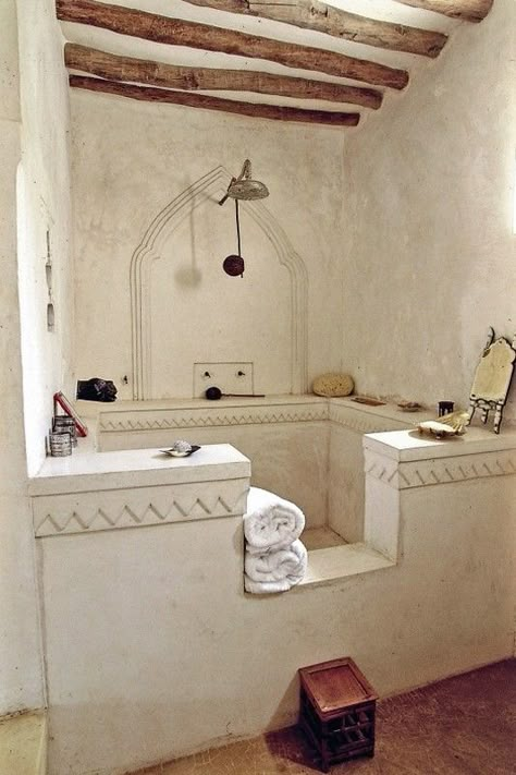 . Open Showers, Interior Design Minimalist, African Interior, Interior Design Per La Casa, Bad Inspiration, Cob House, Earth Homes, Large Shower, Earthship