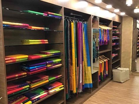 Small Clothing Store Interior, Saree Display, Small Boutique Interior Design, Small Boutique Interior, Boutique Interiors, Shop Counter Design, Cloth Shop, Retail Store Interior Design, Clothing Store Interior