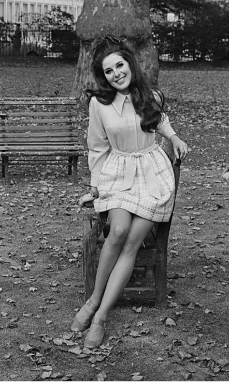 I would give anything to see and hear her perform, then or now. Bobby Gentry, Soulmates Au, 70s Singers, Cool Teddy Bear, Lambretta Vintage, Bobbie Gentry, Amazing Singers, 60s Women, Swinging 60s