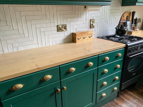 How To Paint Melamine Kitchen Cabinets — Upcycgirl Vinyl Kitchen Cabinets Makeover, Melamine Cabinet Makeover, Upcycle Kitchen Cabinets, Refurbished Kitchen Cabinets, Upcycle Kitchen, Painting Melamine, Painting Laminate Cabinets, Cupboard Makeover, The Holiday Cottage