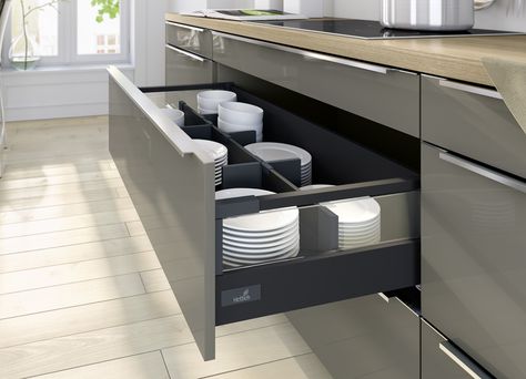 Uniboard and Hettich launch TFL color matching program | Woodworking Network Kitchen Drawer Organiser, Popular Kitchen Designs, High Gloss Kitchen, Interior Minimalista, Popular Kitchens, Kitchen Models, Fitted Furniture, Clever Storage, Minimal Art