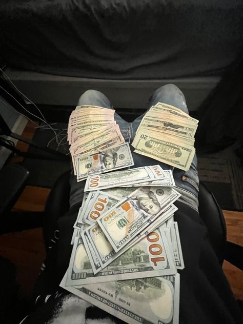 Money Flex Snapchat, People Flexing Money, Posing With Money, Money On Lap, Guy Holding Money, People Holding Money, Money Mood Pictures, Holding Stacks Of Money, Money Aethstetic