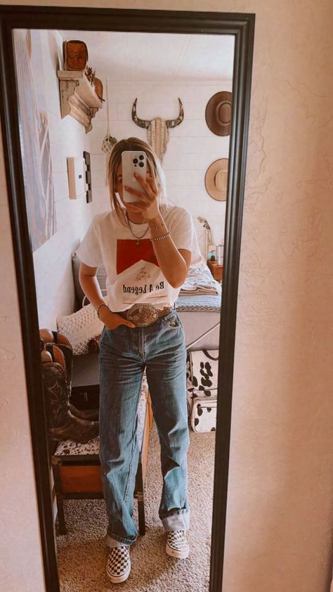 Western Outfit Casual, Oliver Anthony Concert Outfit, College Outfits Western, Western Outfits With Mom Jeans, Western Tomboy Outfits, Western Outfits Women Wide Leg Jeans, Cute Simple Country Outfits, Outfit Ideas Western Casual, Vans Outfit Western