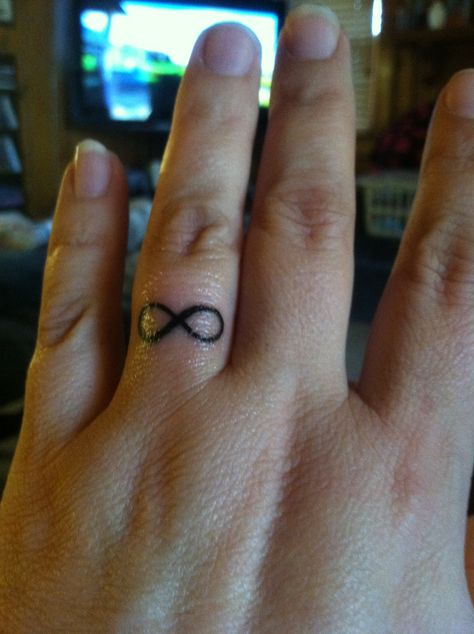 Infinity tattoo on my ring finger Infinity Tattoo On Finger, Old Women With Tattoos, Small Infinity Tattoos, Infinity Sign Tattoo, Tattoo On Finger, Simple Finger Tattoo, Strong Woman Tattoos, Half Sleeve Tattoos Forearm, Tattoo Finger