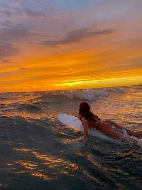 Surf Life Aesthetic, Surfing Aesthetic Wallpaper, Retro Surf Aesthetic, Solo Beach Poses, Surfing Aesthetic Girl, Surfing Pics, Best Beach Poses, Beach Pictures Ideas, Surfer Girl Aesthetic