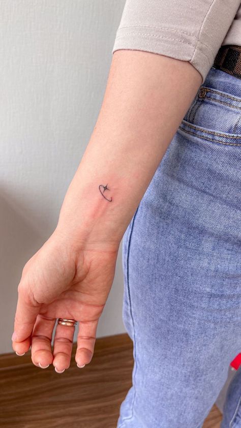 Comet Tattoo Design, Comet Tattoo Ideas, Comet Tattoo, Shooting Star Tattoo, Minimal Tattoo Designs, Minimal Tattoo Ideas, Tiny Wrist Tattoos, Small Shoulder Tattoos, Small Finger Tattoos