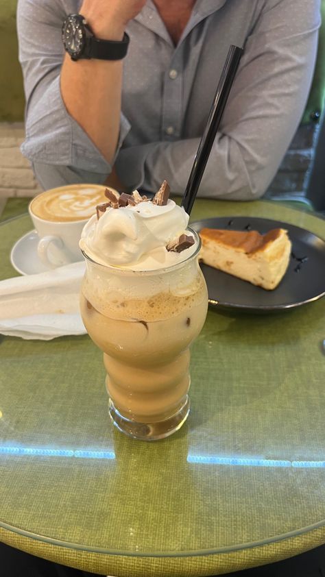 Cafe Dates Aesthetic, Cafe Couple Aesthetic, Cafe With Boyfriend, Couples Eating Together, Couple In Cafe Aesthetic, Couple Cafe Date, Cafe Pictures Aesthetic, Coffee Date With Boyfriend, Couple Coffee Date Aesthetic