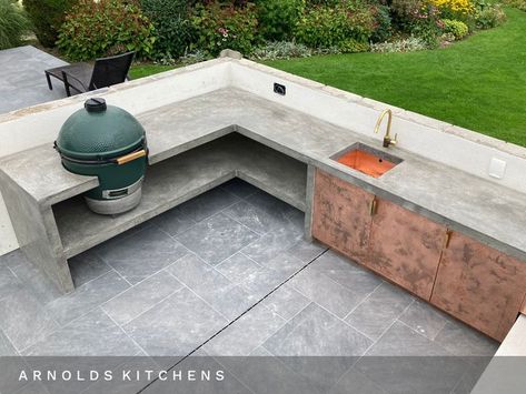 An XL Big Green Egg integrated into our cast-in-situ concrete kitchen with a solid copper sink and patinated copper hand-made doors. Concrete Kitchens, Big Green Egg Outdoor Kitchen, Outdoor Grill Island, Built In Shelving, Concrete Outdoor Kitchen, Stone Bbq, Outdoor Bbq Area, Barbecue Design, Modern Outdoor Kitchen