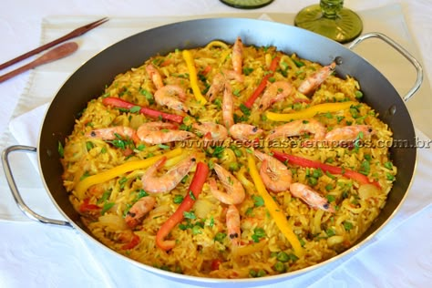 Receita de Paella de frutos do mar - Receitas e Temperos Paella Recipes, Paella Recipe Seafood, Seafood Paella, Paella Recipe, Personal Finances, Brazilian Food, Portuguese Recipes, Travel Packages, Fish Dishes