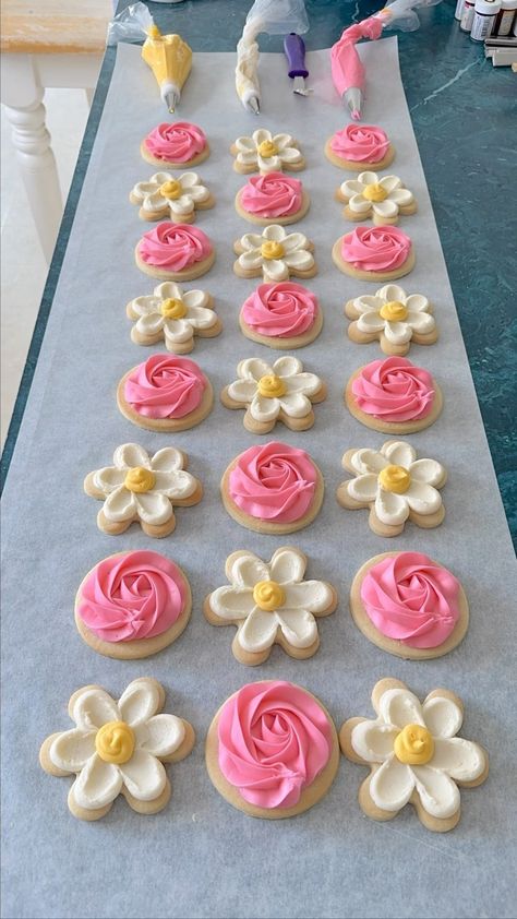 Flower Themed Treats, Sweet Baking Ideas, Cut Out Cookie Decorating Ideas, Buttercream Icing Cookie Decorating, Cookies With Flowers On Them, Spring Cookie Decorating Ideas, Simple Cookies Decorated, Simple Easter Cookies, Buttercream Cutout Cookies