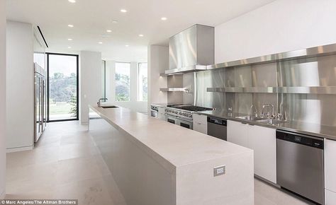 Kim Kardashian House Interior, Kardashian Kitchen, Kim Kardashian House, Kim Kardashian Home, Classic Farmhouse Kitchen, Mansion Kitchen, Estilo Kim Kardashian, Kim House, Kardashian Home