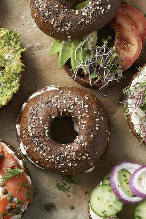 Pumpernickel Bagel, Rye Bagels, Bagel Recipe Easy, Bagel Recipes, Bagels Recipe, Homemade Bagels, Bagel Sandwich, Black Russian, Bagel Shop