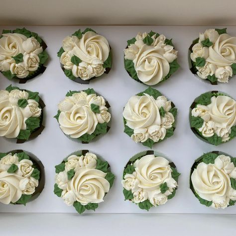 Wedding Cupcakes Greenery, Bridal Shower Cupcake Cake, Bridal Shower Cupcake Ideas Classy, Gold Flower Cupcakes, Eucalyptus Cupcakes, White Floral Cupcakes, Bridal Shower Cupcake Ideas, White Flower Cupcakes, White Rose Cupcakes