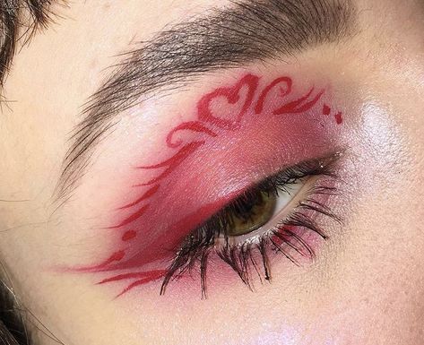 Makeup Ideas For Clubbing, Pink Hair Makeup Ideas, Pink Liner Eye Makeup, Euphoria Eyeliner, Artistic Makeup Creative, Eyeliner Ideas Creative, Creative Makeup Ideas Art, Pink Eyeliner Looks, Artistic Eye Makeup