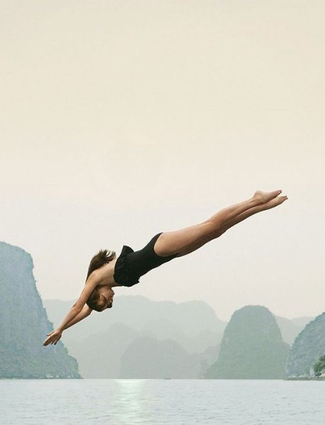 Diving Photoshoot, Diving Pose, Diving Aesthetic Sport, Man Diving Into Water, Woman Diving, People Diving Into Water, Swimming Jokes, Diving Springboard, Swimming Pictures