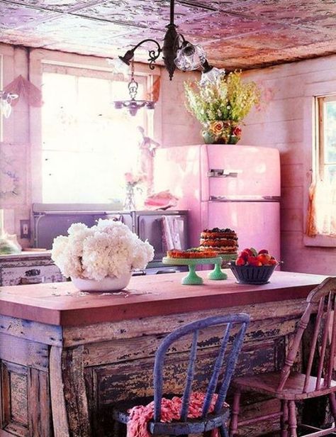 20 Amazing Bohemian Chic Interiors | Daily source for inspiration and fresh ideas on Architecture, Art and Design Dapur Rustic, Pink Fridge, Cocina Shabby Chic, Shabby Chic Decorating, Industri Modern, Old Fashioned Kitchen, Deco Boheme Chic, Vibeke Design, Retro Fridge