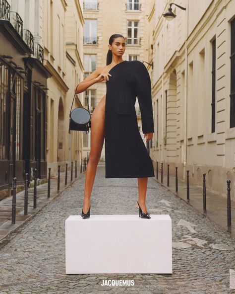 Discover the captivating and surreal world of Théo de Gueltzl, a Paris-based artist who pushes the boundaries of still life photography. Imaan Hammam, Campaign Fashion, Modeling Tips, Vogue Germany, Vogue Japan, Fashion Editor, Ad Campaign, Life Photography, Minimal Fashion