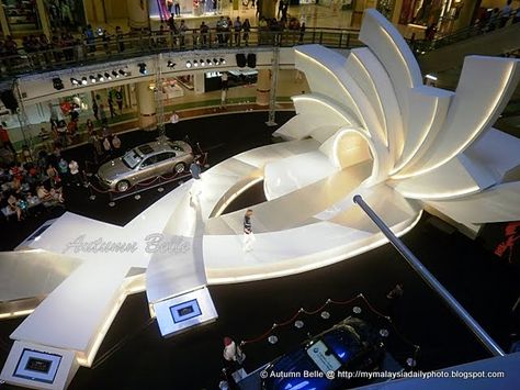 Fashion event stage and catwalk design; white dimensional ribbons Catwalk Stage Design, Catwalk Design Stage, Fashion Stage Design, Runway Stage Design, Stage Design Ideas Creative, Creative Stage Design, Fashion Show Stage Design, Fashion Stage, Catwalk Design