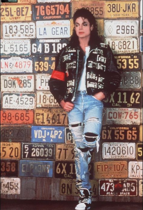 Michael Jackson distressed jeans leather jacket Mj Bad, Michael Jackson Poster, Michael Jackson Bad Era, Hee Man, Michael Jackson Wallpaper, Jackson Bad, Michael Jackson Art, Michael Jackson Smile, Joseph Jackson