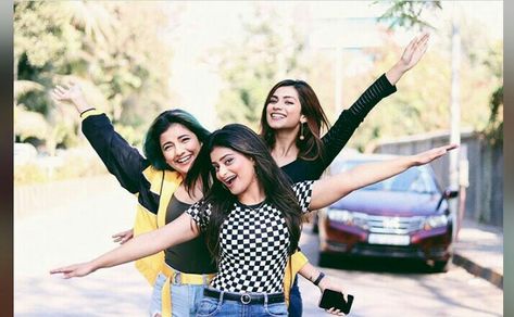 Photography Poses For Groups Friend Pics, 3 Frds Pic, Photography Poses Group Of Women, Friends Photo Poses Ideas, 3 Friends Photo Poses, 3 Sisters Poses, Group Of Friends Photography, Anam Darbar, Mothers Day Photoshoot