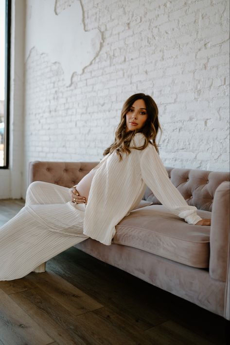 Sofa Maternity Shoot, Pant Suit Maternity Photoshoot, Maternity Photo Shoot White Button Up, Blazer Maternity Photoshoot, Babybump Photoshoot, Studio Maternity Shoot, Maternity Picture Outfits, Maternity Two Piece, Studio Maternity Photos