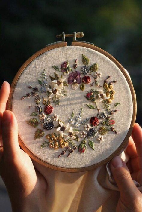 Embroidery Fine Art, Embroidering Aesthetic, Cross Stitching Aesthetic, Embroidery Aesthetic Vintage, Embroidery Inspiration Aesthetic, Embording Ideas, Broderie Aesthetic, Embroidery Inspiration Ideas, Hand Embroidery Inspiration