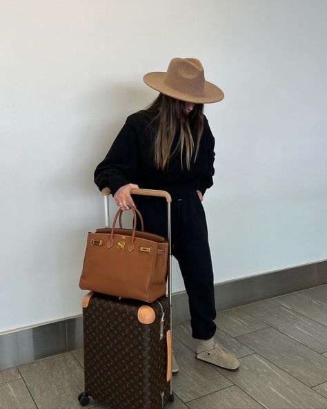 Tia Lineker, Travel Chic, Airport Look, Outfit Plan, Hermes Bag, Louis Vuitton Bag Neverfull, Travel Outfit, Travel Style, Fall Winter Outfits