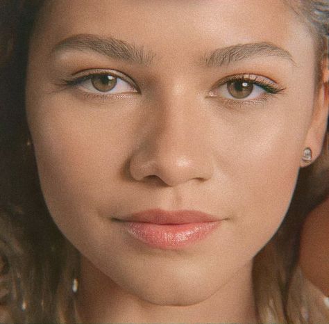 Zendaya Natural Makeup, Zendaya Makeup Natural, Zendaya Side Profile, Zendaya Eyes, Infj Eyes, Zendaya Without Makeup, Zendaya Face, Zendaya No Makeup, Zendaya 2023