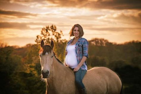 The decision on whether or not to continue horse riding once you have found out you are pregnant is a very personal one and depends on many factors - your riding experience, your horses temperament, any health concerns or pregnancy risks. Here is an honest account of my pregnancy and riding journeys Horse Giving Birth, Maternity Photos With Horses, Maternity Photography Horses, Maternity Photography With Horses, Pregnant Horse, Woman Riding Horse, Wise Owl, Starting A New Job, Horse Training