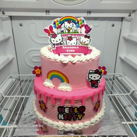 Kue ulangtahun Kue Ultah Hello Kitty, Kue Hello Kitty, Bolo Da Hello Kitty, Sanrio Birthday, Kitty Birthday Cake, Hello Kitty Birthday Cake, Frozen Cake Topper, Hello Kitty Printables, Hello Kitty Birthday Party