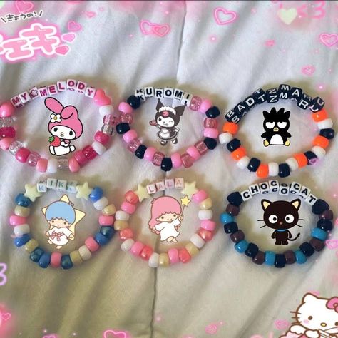 Hello Kitty And Friends Bracelets, Hello Kitty Pony Bead Bracelet, Kuromi Clay Bead Bracelet, Kiki And Lala Bracelets, Matching Sanrio Bracelets, Cute Bracelet Ideas Pink, Character Themed Bracelets, Bracelet Pattern Ideas Beads, Hello Kitty Bracelet Clay Beads