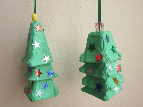 Egg carton christmas trees - cute create-a-craft, could add a tiny jingle bell… Egg Carton Christmas, Egg Carton Crafts, Preschool Christmas, Easy Christmas Crafts, Egg Carton, Noel Christmas, Winter Crafts, Christmas Crafts For Kids, Christmas Activities