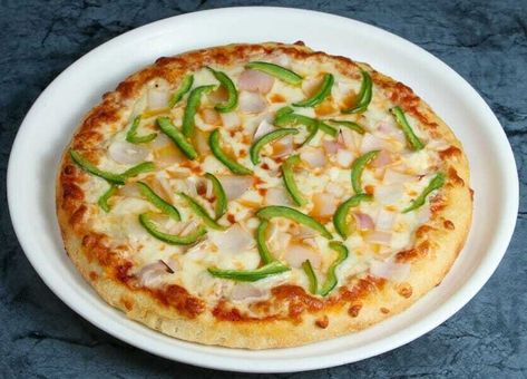 Veg Pizza Recipe, Paneer Pizza, Sandwich Recipes Indian, Veg Pizza, Tasty Pizza, Onion Pizza, Delicious Pizza Recipes, Pizza At Home, Pizza Menu