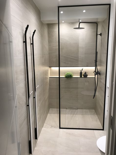 Banheiro com design moderno. Makeover Kamar Mandi, Bilik Air, Ensuite Bathrooms, Diy Bathroom Remodel, Bathroom Design Luxury, Bathroom Layout, House Bathroom, Glass Shower, Small Bathroom Remodel