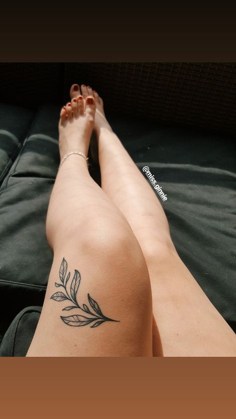 Branch Knee Tattoo, Tattoos Around Knee, Fine Line Knee Tattoo, Small Above Knee Tattoo, Simple Knee Tattoos, Small Leg Tattoo, Small Knee Tattoo, Knee Tattoos Women, Below Knee Tattoo