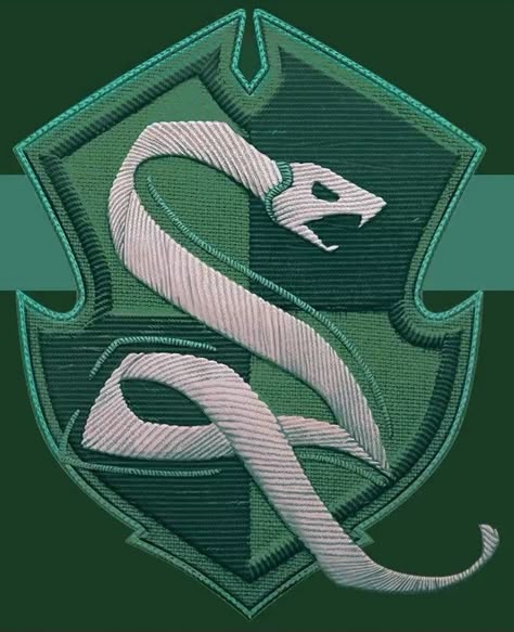 Slytherin Logo, Nfl Bears, Slytherin Wallpaper, Slytherin Crest, Slytherin Pride, Slytherin Harry Potter, Hogwarts Crest, Slytherin House, Harry Potter Tumblr