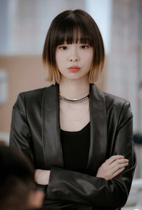 Korean Fashion Trends for Spring/Summer 2020 Bob Hair Color, Bun Styles, Korean Fashion Trends, Korean Actresses, Korean Celebrities, Lock Screen, Green Hair, Screen Wallpaper, Ulzzang Girl